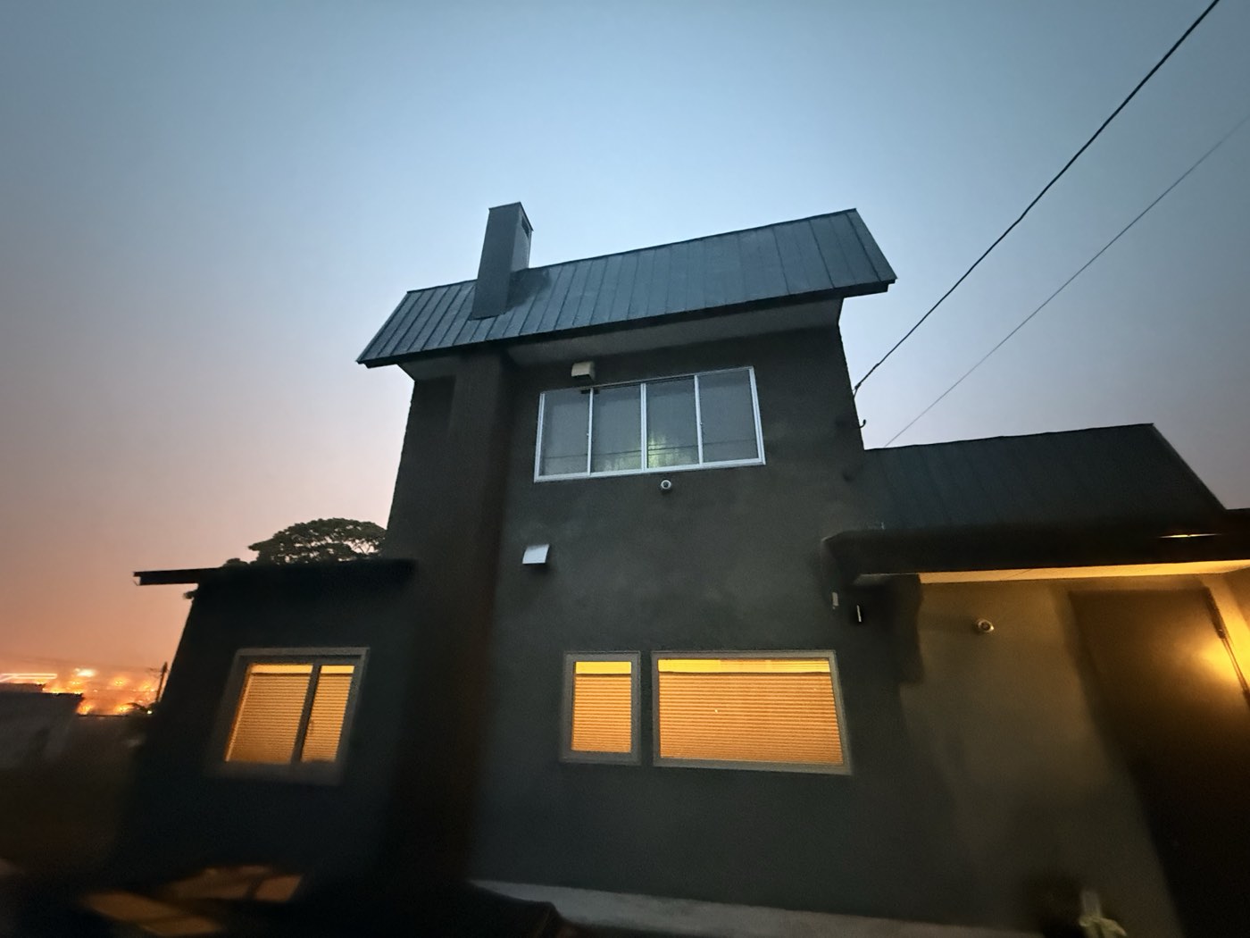 夕景に灯る、住吉の高台の一棟