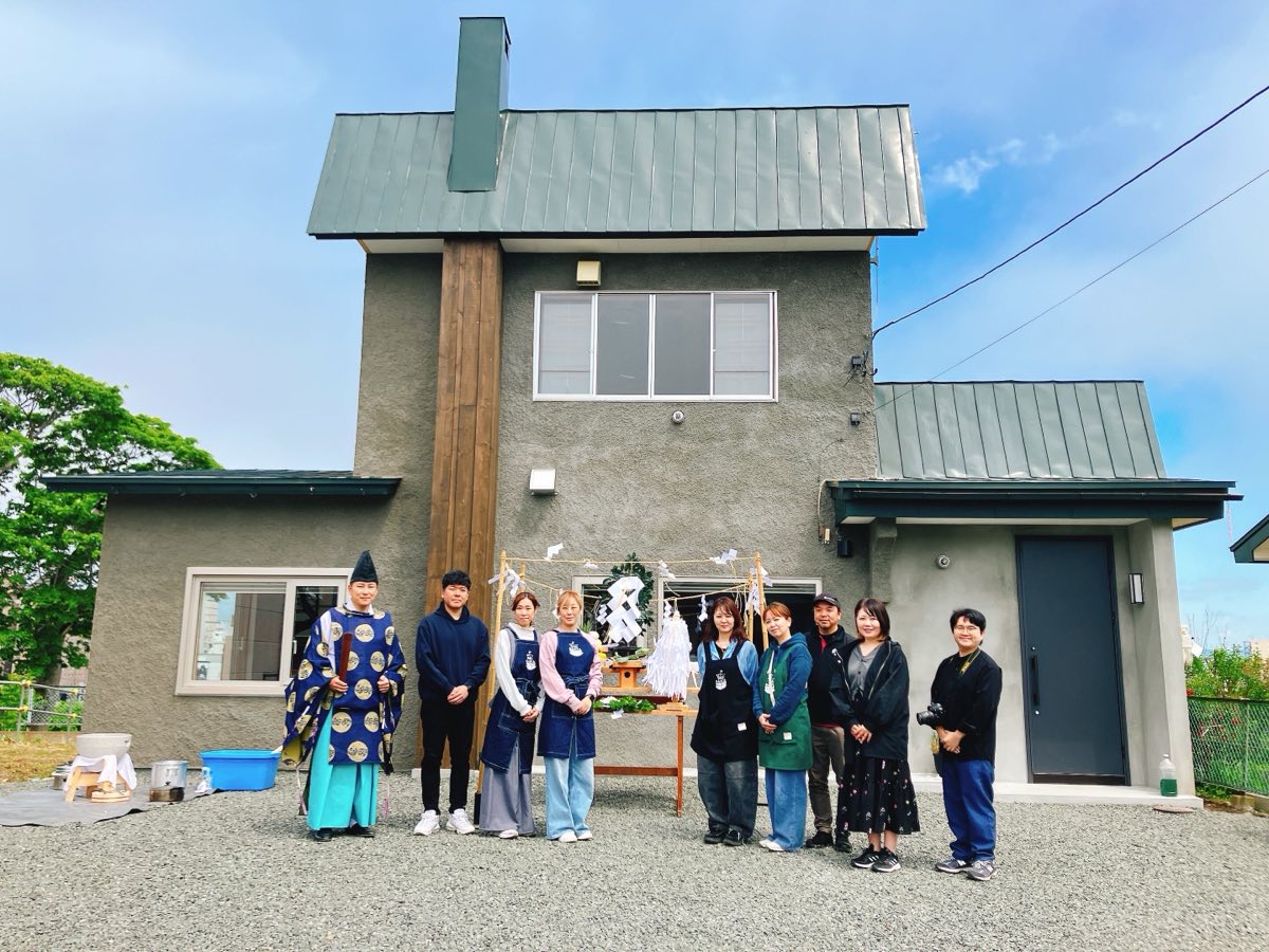 竣工を祝う、関わった人たちの集合